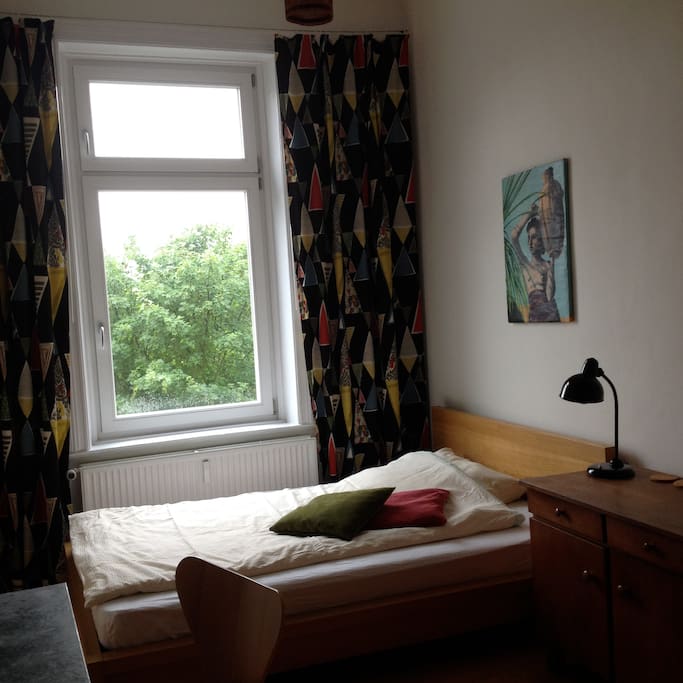 Das Bett ist 140 x 200 cm gross