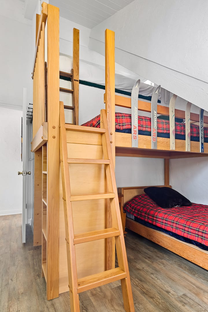 Camera con letto a castello (2 letti singoli + letto matrimoniale in alto).  Devi essere atletico per accedere al letto matrimoniale.