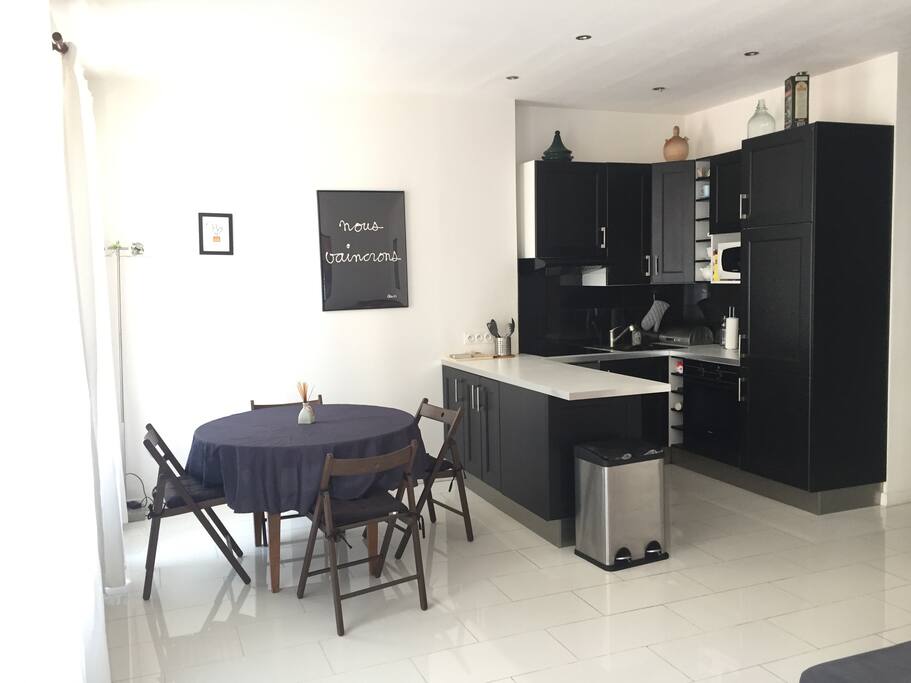 Salle à manger, cuisine américaine.