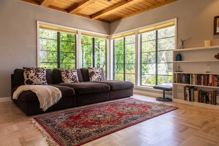 Възглавниците могат да бъдат премахнати и 3 деца могат да спят на 3 - те стола или матрака с двоен размер, който е на разположение, за да бъдат разположени върху шалте.