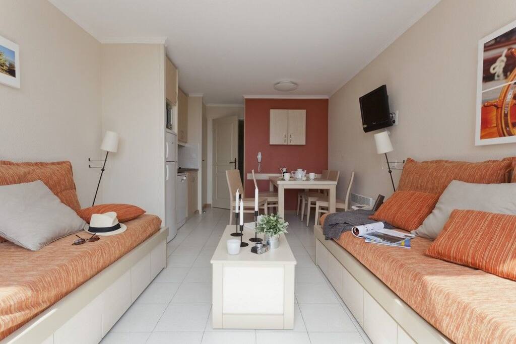 Le séjour avec les 2 lits banquette + un lit tiroir
