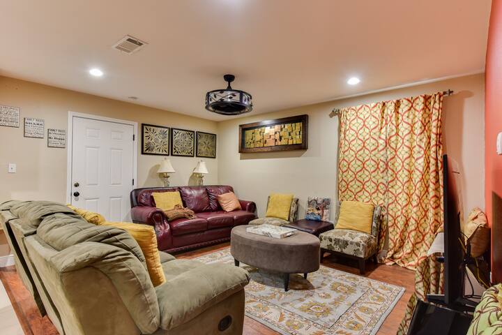 Newly Remodel 4BR/2BA & Jacuzzi 5 min airport &DT gallery image 3