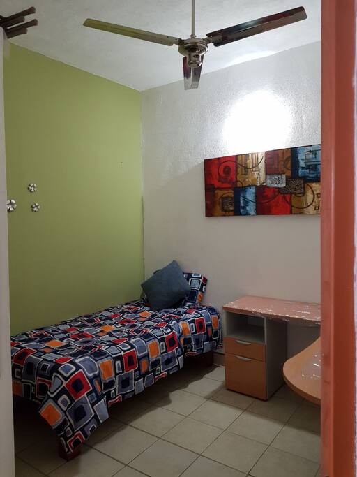 Cuarto 1 con escritorio y armario