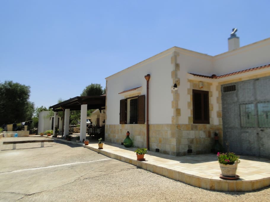 The patio of the lamia and its BBQ.