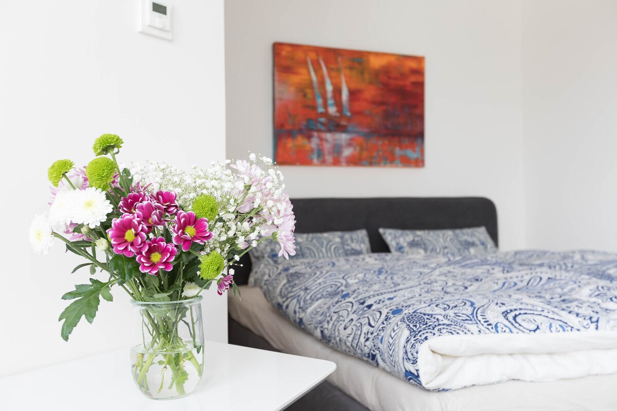 在配有舒适床垫的2米宽双人床上享受安静的睡眠