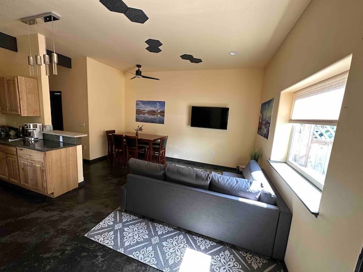 Lovely 2 Bedroom 1 Bathroom Apartment Airport Area - Juneau, AK