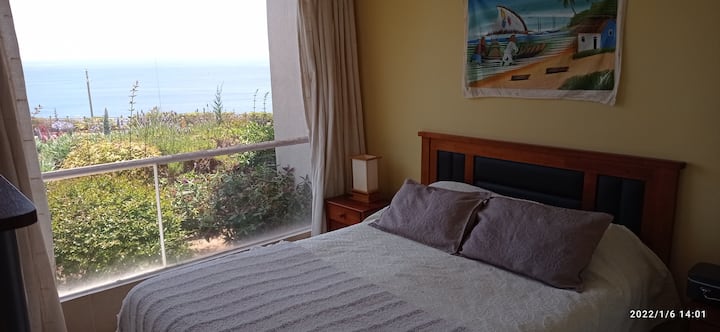 Dhomë gjumi dopio me pamje nga oqeani dhe kopsht kondominial