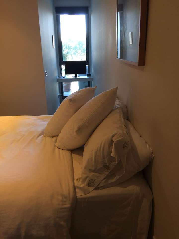 Chambre principale avec bureau
