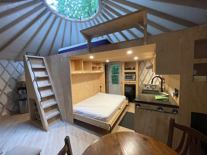 Lit escamotable avec confortable matelas double. Des draps frais et propres sont inclus.