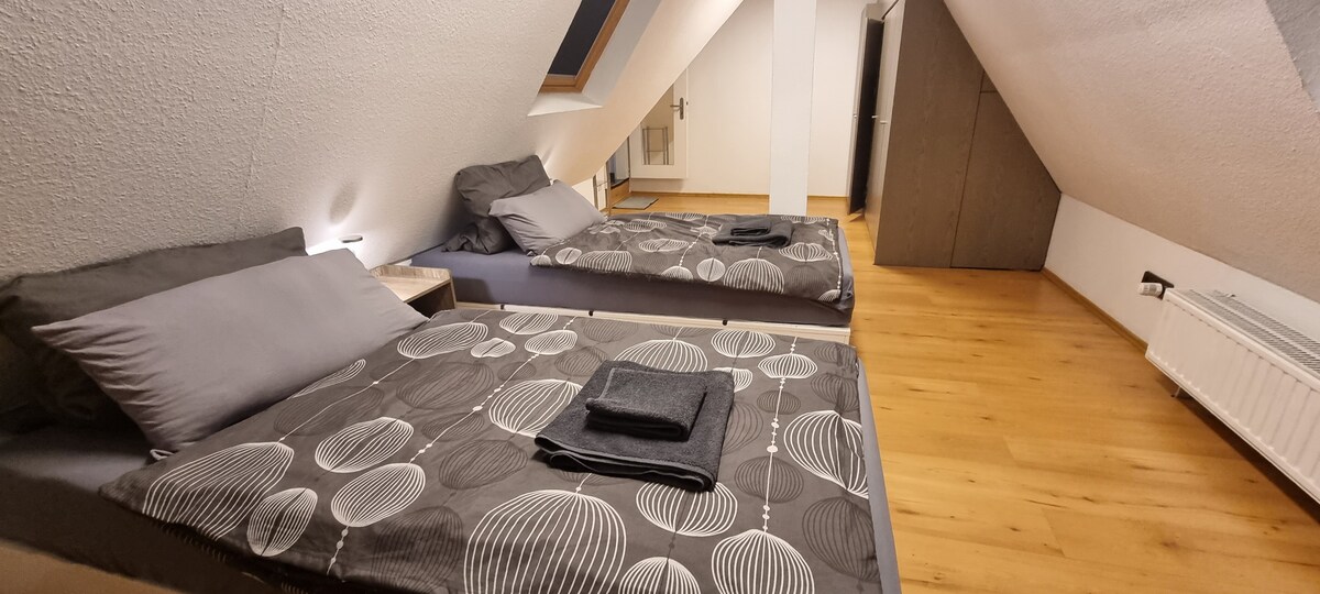 غرفة نوم كبيرة بسريرين مفردين (90 × 200 متر) أو سرير مزدوج كبير (180 × 200 متر) مع مراتب فائقة. 