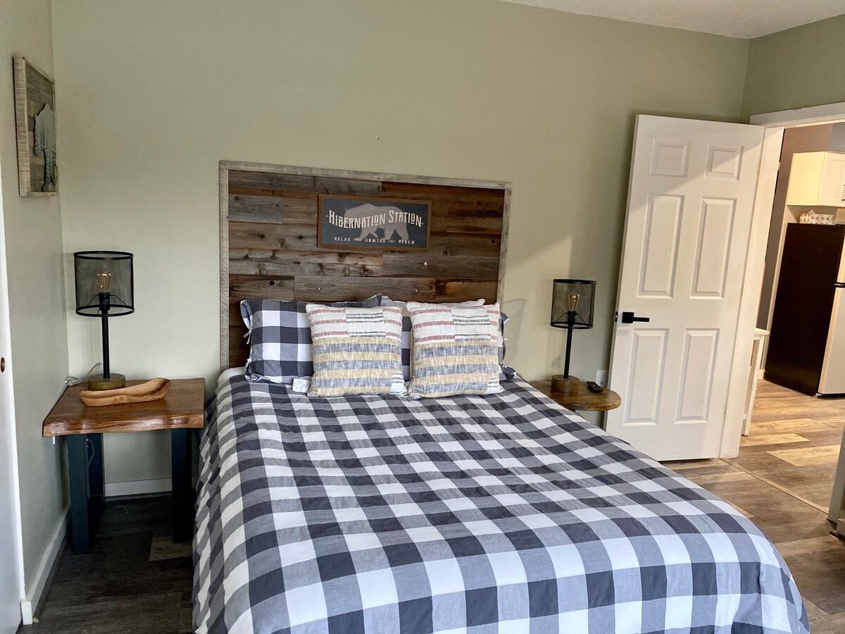 ห้องนอนส่วนตัวพร้อมเตียงควีนไซส์สะดวกสบาย