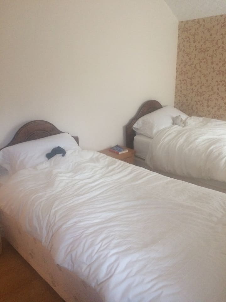 ห้องนอนที่ 2 มีตัวเลือกเตียงแฝดหรือซิปลิงค์ไปยังซูเปอร์คิงดับเบิล  ซึ่งจะเตรียมไว้ล่วงหน้าก่อนการเข้าพักของคุณ  ห้องพักมีลิ้นชักและพื้นที่ตู้เสื้อผ้าให้ผู้เข้าพักใช้งาน