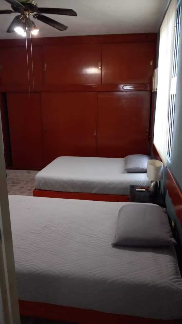 Na poschodí: spálňa 2, s 2 manželskými posteľami, veľkým šatníkom a veľkou kúpeľňou/ šatňou.