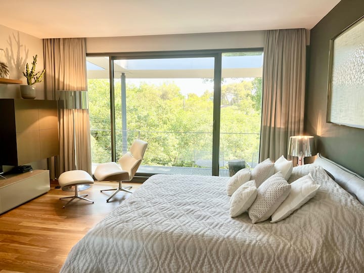 La chambre principale dispose d'une terrasse donnant sur le jardin.