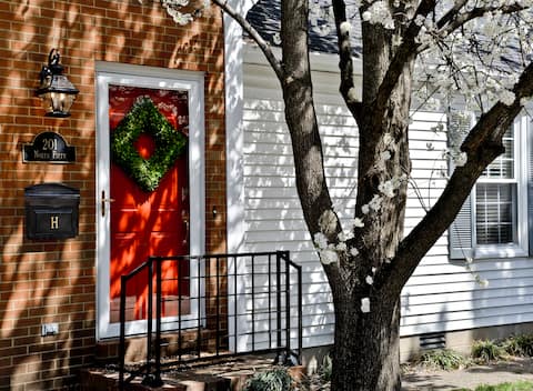 Luxurious 2 BD/2 BA w/ Private Courtyard & Garage