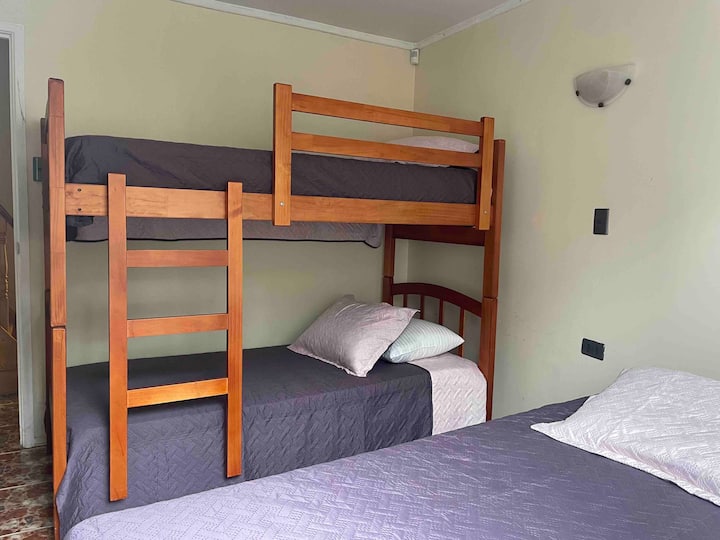 غرفة نوم مع مقصورة وسرير متحرك تستوعب بشكل مريح 3 أشخاص وما يصل إلى 4 أشخاص.