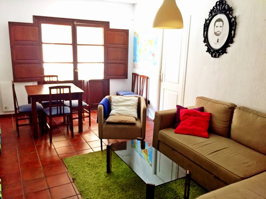 Salón con mesa extensible y seis sillas, sillón y sofá / Living-room containing extensible table with six chairs, armchair and sofa