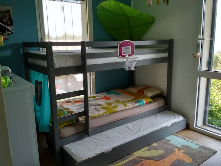 Dormitorio 2 
con capacidad para 3 personas. 
Vista al lago Annecy