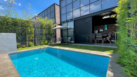 Industrial loft, garden and pool for exclusive use
