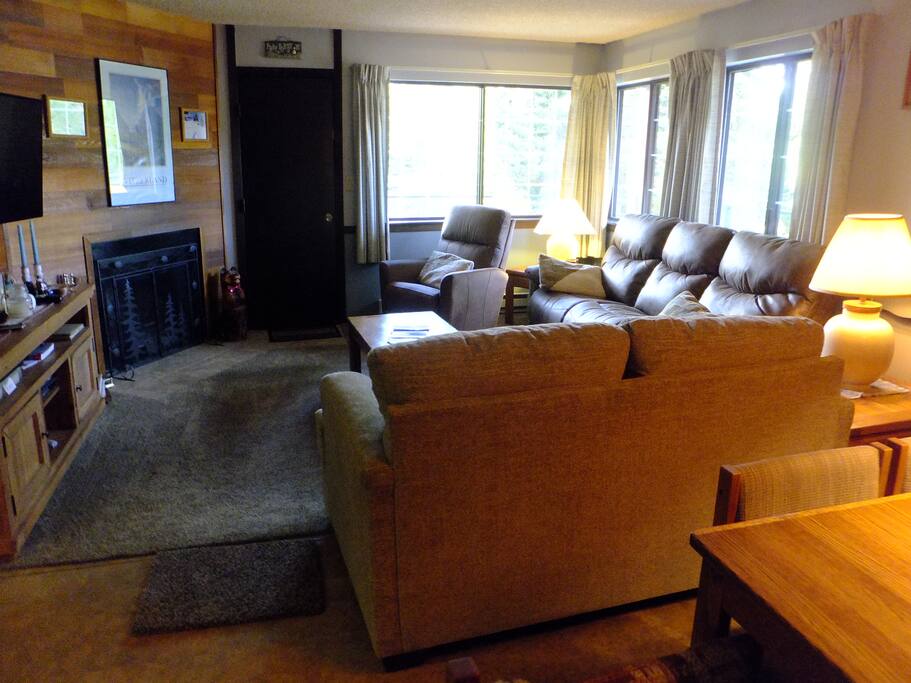 Only the corner units have wrap around deck and windows