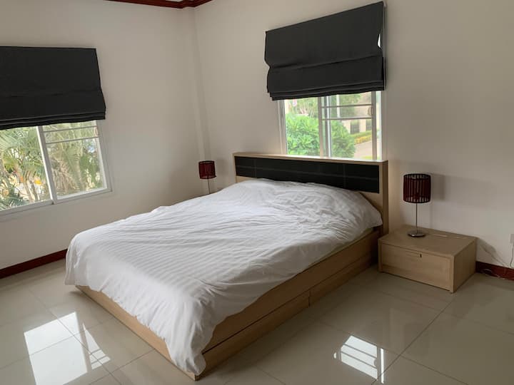 Dhoma e gjumit 3 në katin e 2-të me banjë private dhe tualet. ajër i kondicionuar dhe ventilator në tavan