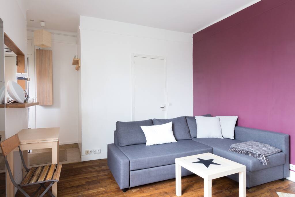 Salon très lumineux disposant d'un canapé lit avec couchage en 160 cm.