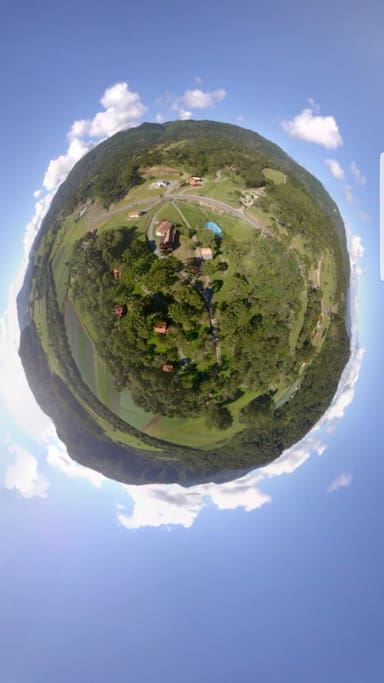 Foto aérea da pousada.