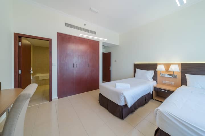 Dormitorio con baño