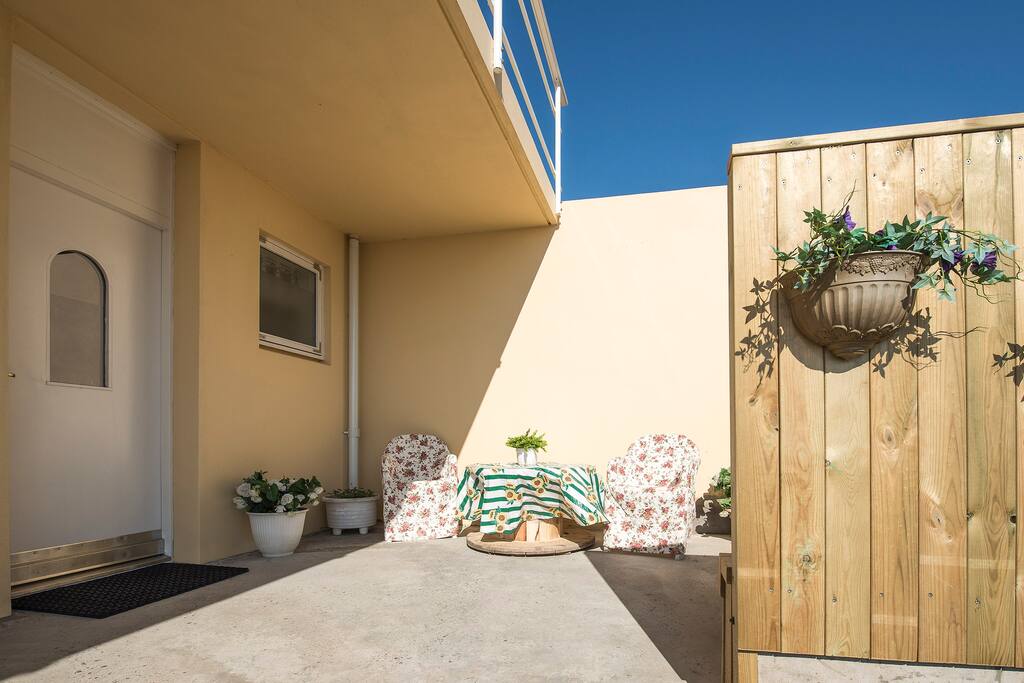 Private entrance and terrace.