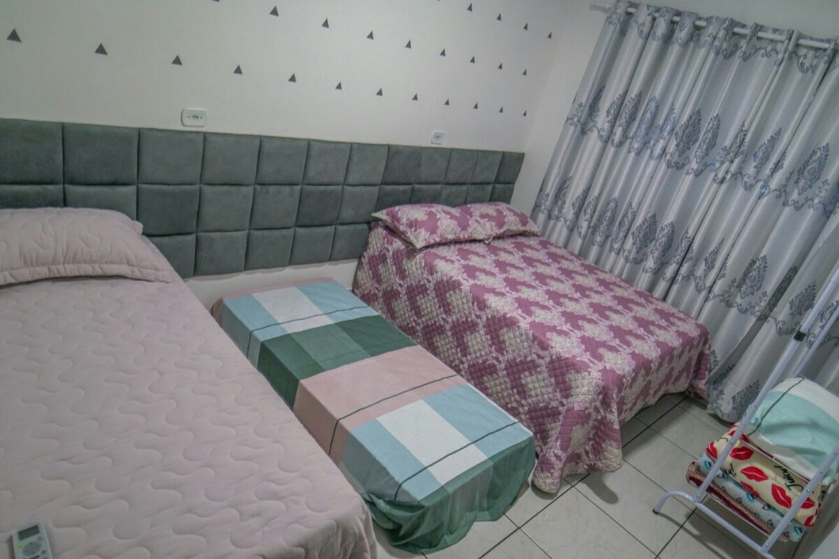 卧室2. 1张双人弹簧床、1张单人床、1张辅助床和空调