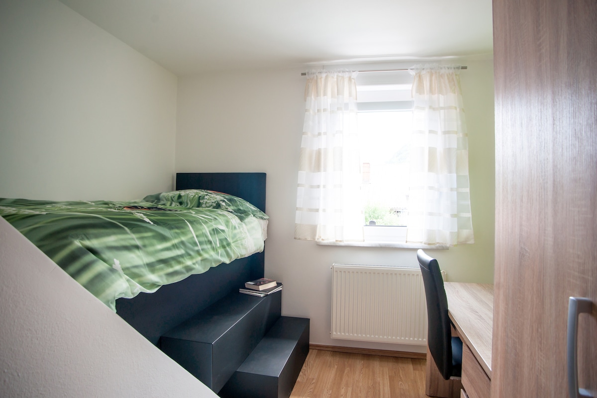 חדר שינה עם מיטת יחיד