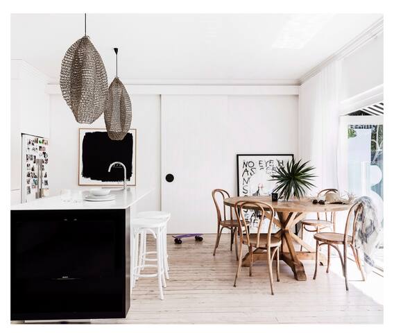 Beautiful Surf Bungalow. Walk to the Bay and Beach