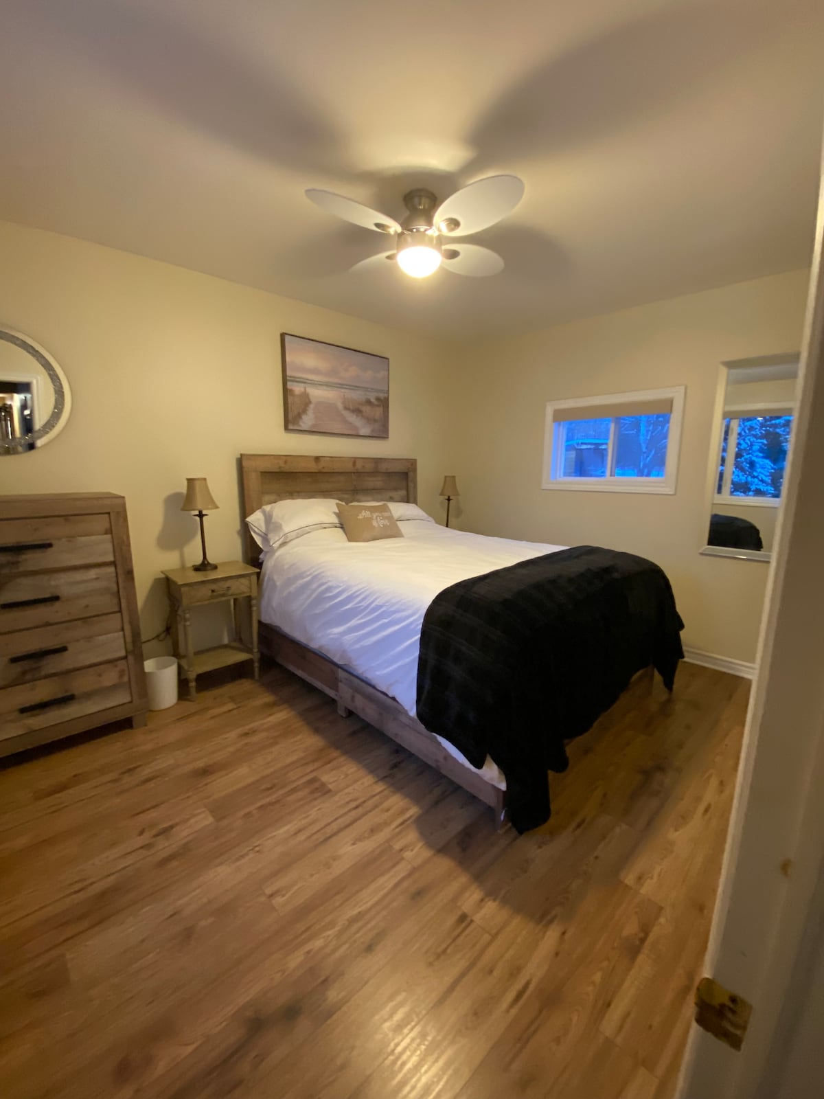 Menšia manželská posteľ, výhľad na jazero, stropný ventilátor, šatník a nočné stolíky! 