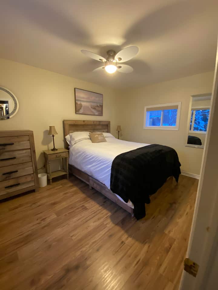 سرير بحجم كوين وإطلالات على البحيرة ومروحة سقف وخزانة ملابس وطاولات ليلية! 