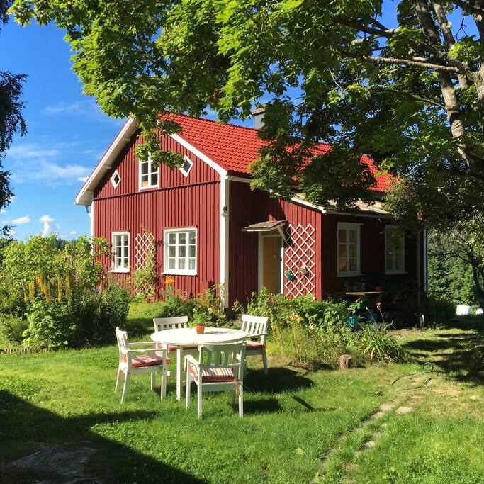Front garden, a perfect place for breakfast