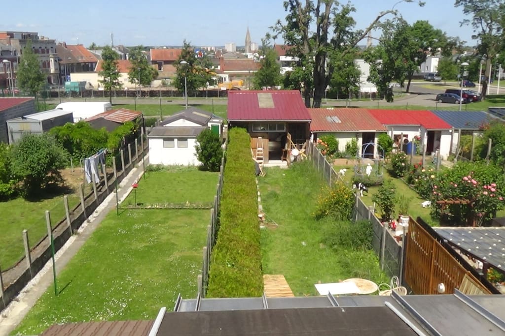 La grange est isolée de la maison et débouche sur la rue