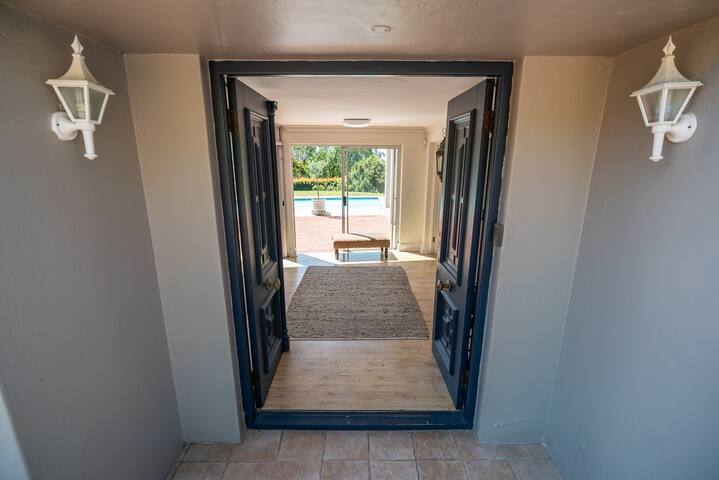 Tranquil Mountain View Bishopscourt gallery image 4