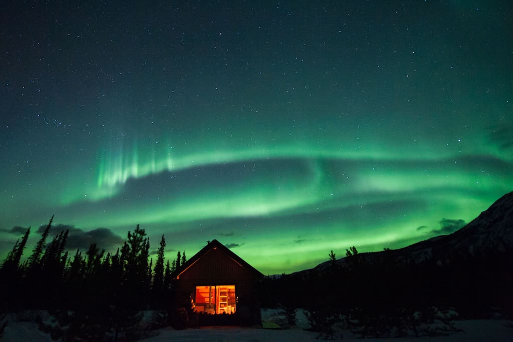 Aurora viewing at its best. As the cabin is located north of Whitehorse there is no light polution in the northern sky.
This is our friends cabin not far away, but the aurora above is the same as at our location :-)