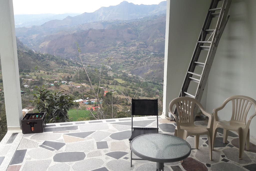 una vista magnifica sobre el valle y el pueblo