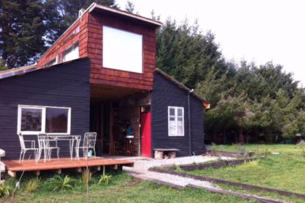 Nuestro multi-galpón tiene la habitación en su segundo piso para su privacidad y relajo mientras que el primero es de uso común con una terraza, baño, cocina-comedor, estar, y espacios tipo pesebreras.