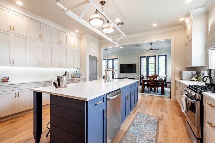 Luxury Custom Built Bywater Home King Beds & Loft & Parking gallery image 4