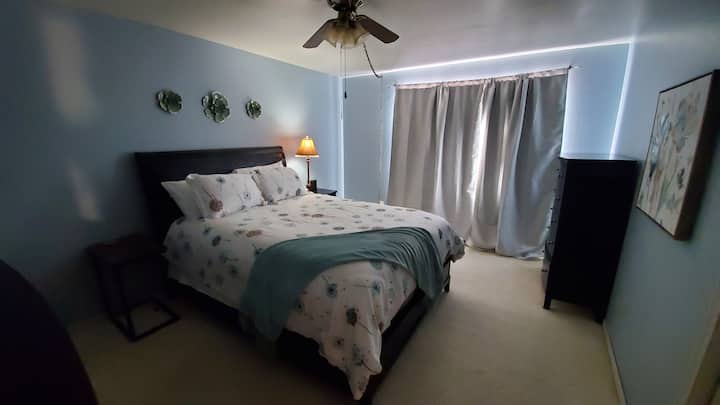 Სტუმრების პირველ საძინებელში არის ორადგილიანი საწოლი, მათ შორის, მატრასი სასტუმროდან. 