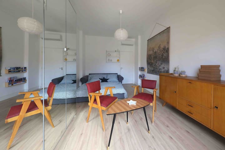 غرفة نوم 1 مع خزانة تخزين، مع سرير مزدوج واحد في 160 × 200 مكيفة الهواء بالكامل. 