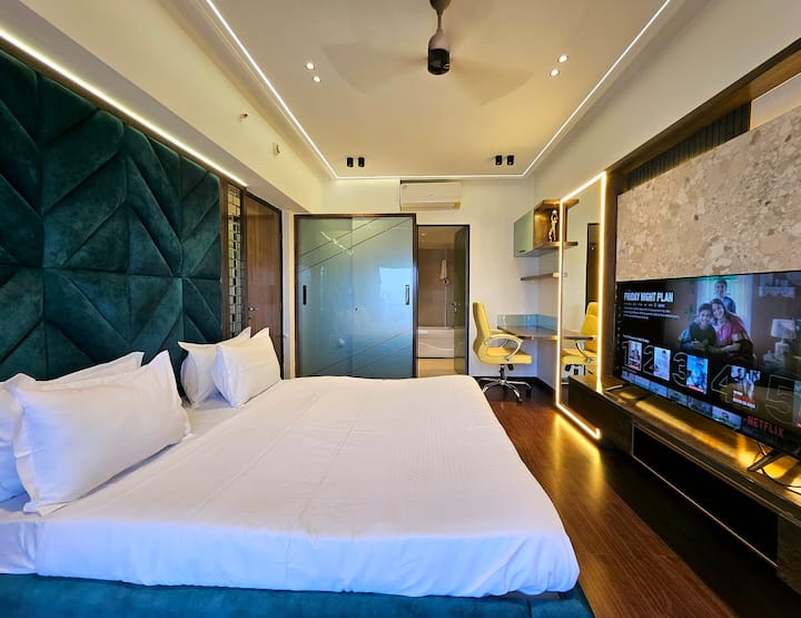 Pvt Jacuzzi: Ultra Luxury Studio On the Top floor with private bathtub in Pune