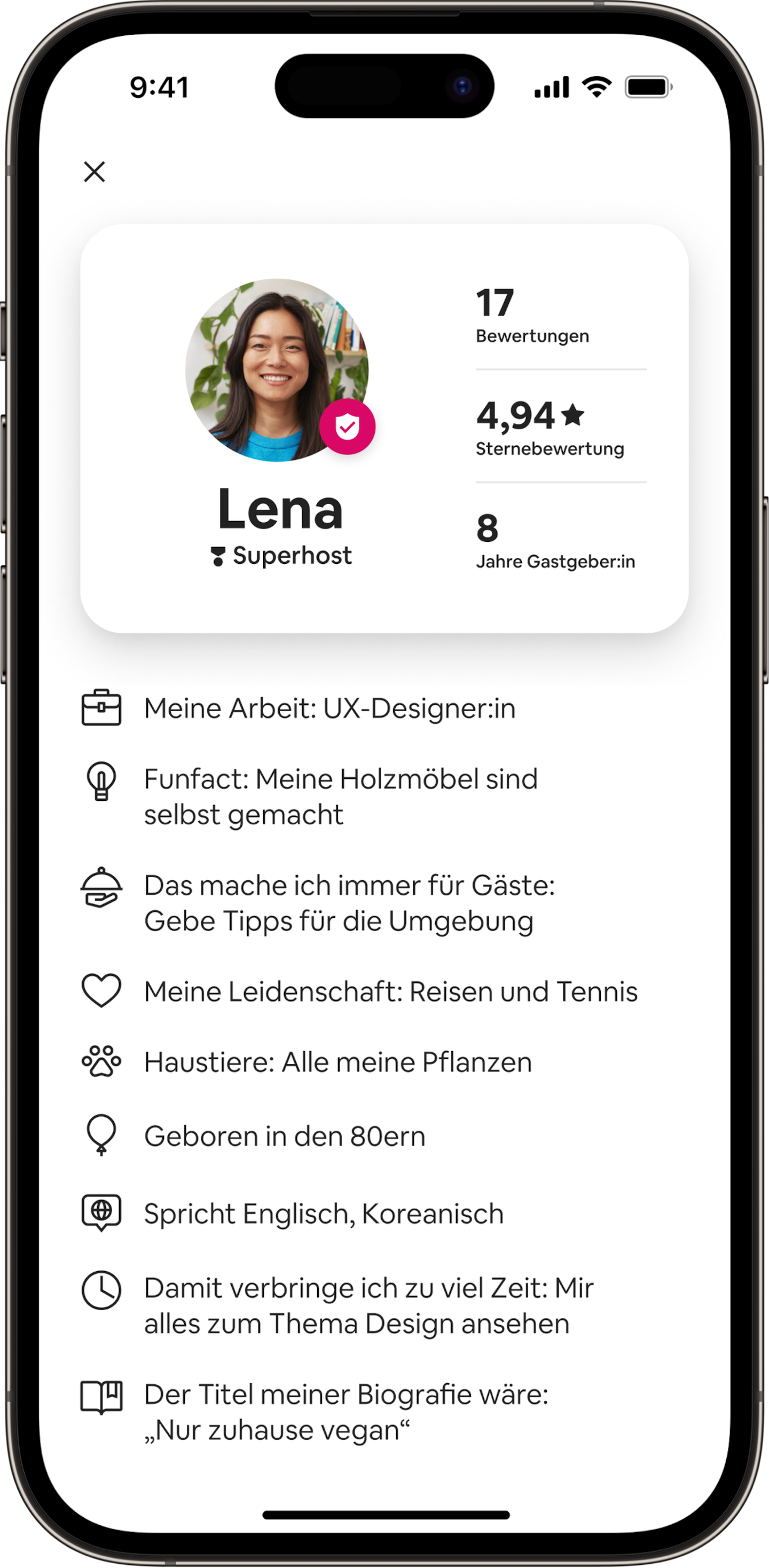 Eine Animation eines Smartphones mit dem Gastgeber:innen-Pass einer Gastgeberin namens Lena. Der Pass scrollt nach unten und gibt Informationen über sie preis – über ihre Arbeit als UX-Designerin und ihre Freude an Möbelbau, Reisen, Tennis und mehr.