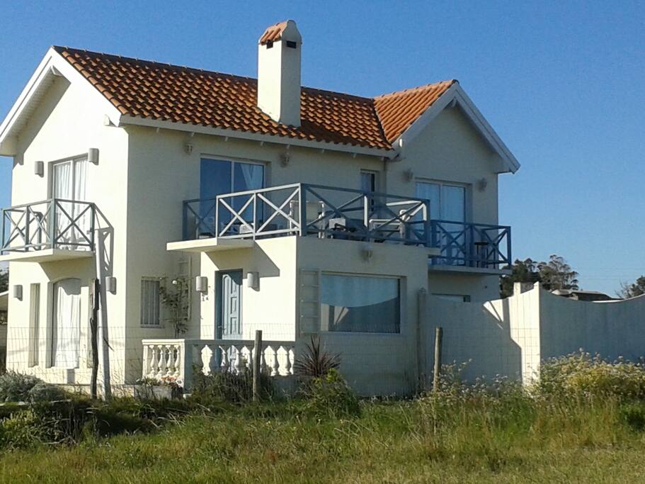 Fachada de la casa con sus terrazas y balcones con vista al mar