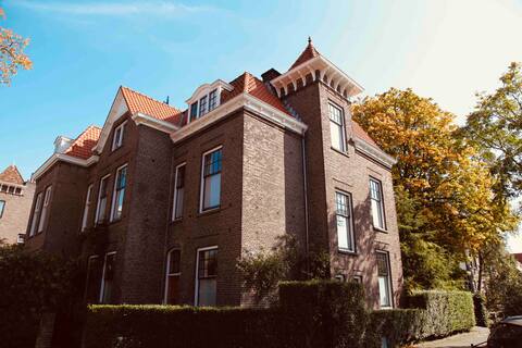 City Centre Villa with free parking