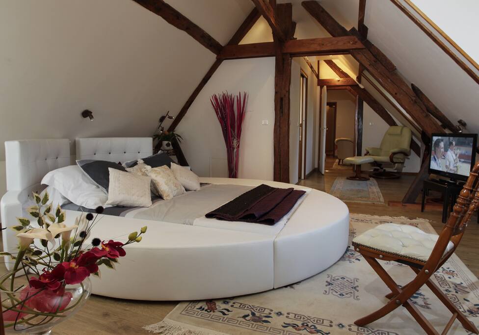 La suite glamour "l'Amour et la Folie" idéale pour un couple en amoureux désirant découvrir les contes (et non les fables) de jean de la Fontaine ... 2 chambres de 2 places chacunes. possibilité 3 places en supplément.