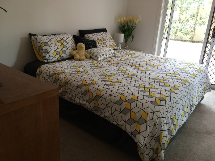King bed, that can be changed to two singles.