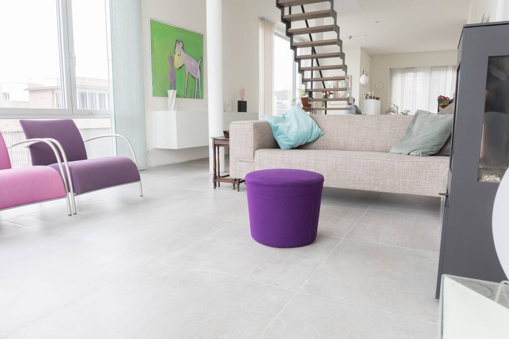 Spacious lounge